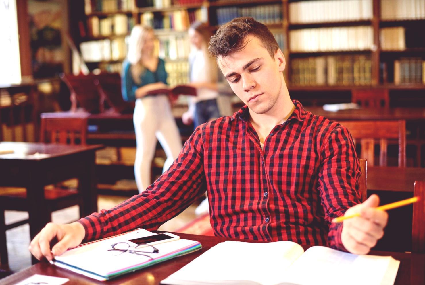 Profesional analizando datos financieros en oficina moderna