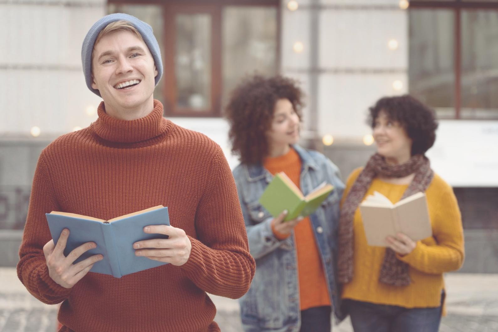 Equipo de trabajo colaborando en análisis presupuestario