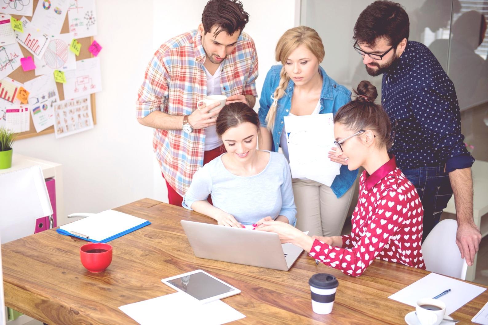 Equipo de Yvorixan trabajando en estrategias financieras personalizadas