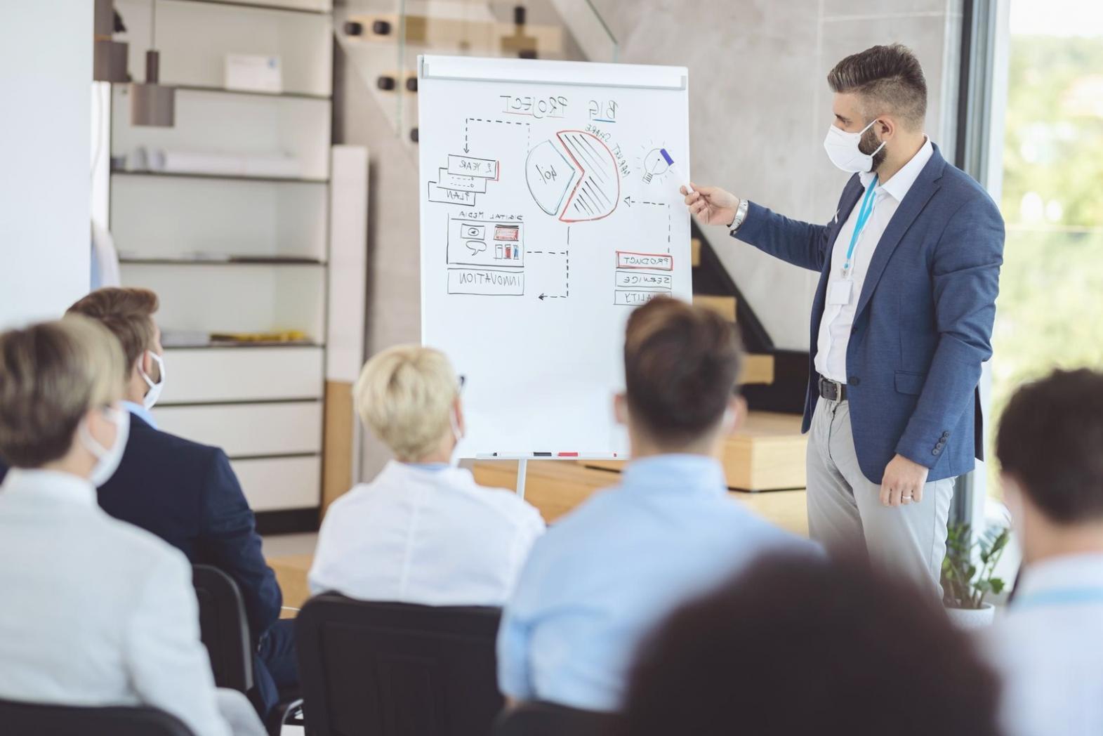 Estudiante trabajando en análisis financiero con gráficos y calculadora