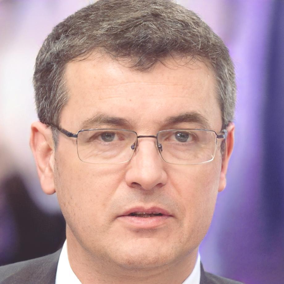 Retrato profesional de Álvaro Mendoza, coordinador de proyectos estudiantiles