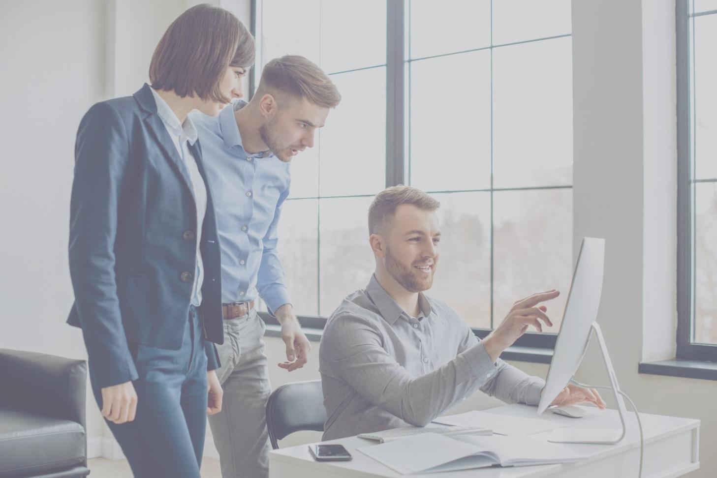 Presentación de resultados financieros en sala de juntas