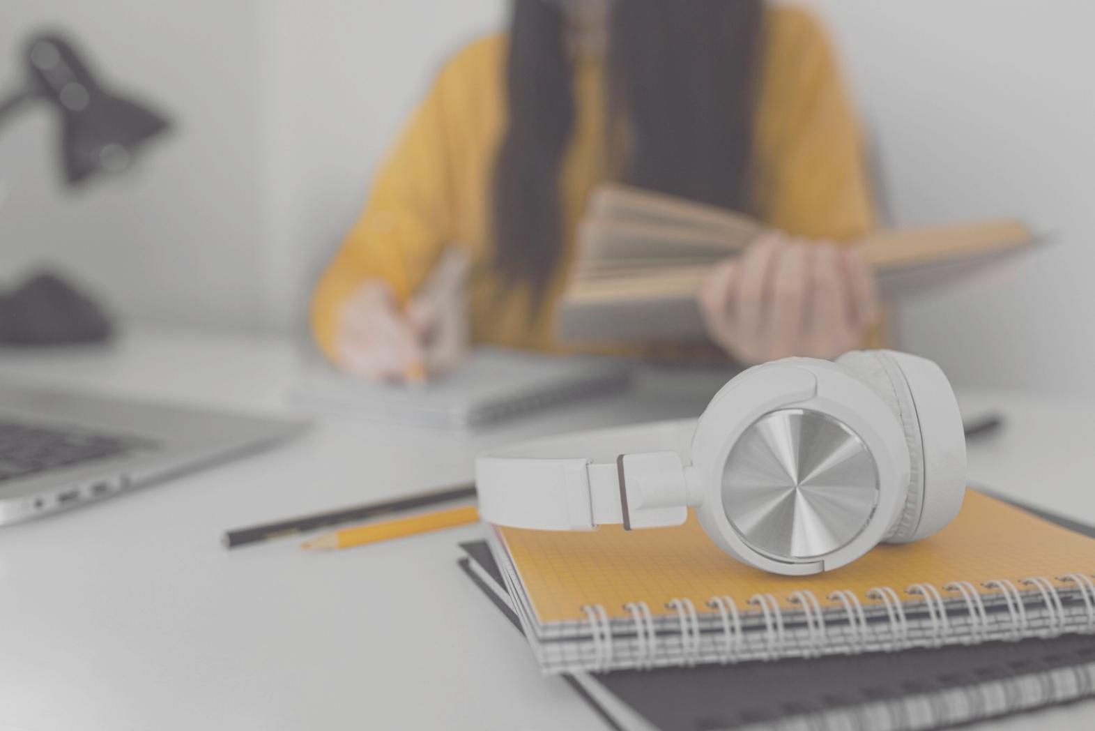 Ambiente profesional de formación financiera con recursos educativos